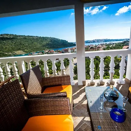 Z Basenem Julia Apartment Podglavica
