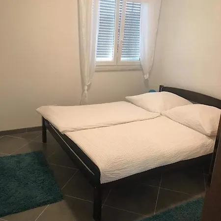 Z Basenem Julia Apartment Podglavica
